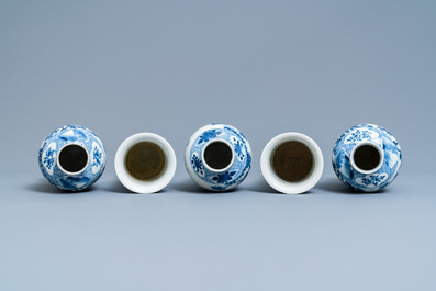 Een Chinees vijfdelig blauw-wit kaststel, Kangxi merk, 19e eeuw