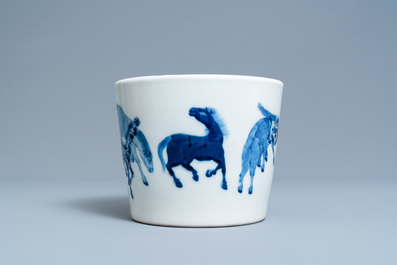 Une jardini&egrave;re en porcelaine de Chine en bleu et blanc &agrave; d&eacute;cor des 'Huit chevaux de Mu Wang', marque de Qianlong, 19&egrave;me