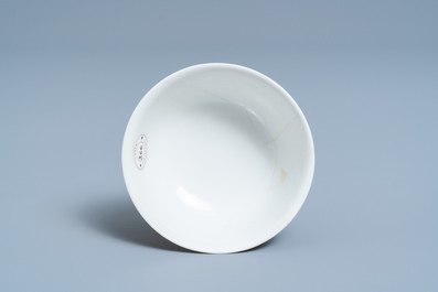 Een Chinese monochrome wit-geglazuurde kom met anhua drakendecor, Yongzheng merk en periode