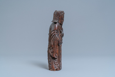 Een Chinese bamboehouten figuur van Lu Xing, 17e eeuw