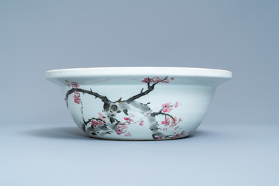 A large Chinese qianjiang cai bowl with a scholar and her student, 19/20th C.