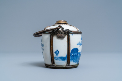 Une pipe &agrave; eau en porcelaine de Chine 'Bleu de Hue' pour le Vietnam, 19&egrave;me