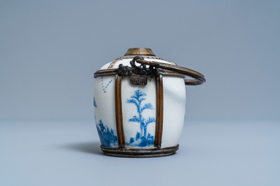 Une pipe &agrave; eau en porcelaine de Chine 'Bleu de Hue' pour le Vietnam, 19&egrave;me
