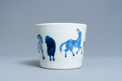 Une jardini&egrave;re en porcelaine de Chine en bleu et blanc &agrave; d&eacute;cor des 'Huit chevaux de Mu Wang', marque de Qianlong, 19&egrave;me