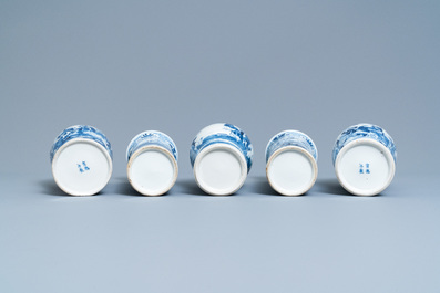 Een Chinees vijfdelig blauw-wit kaststel, Kangxi merk, 19e eeuw