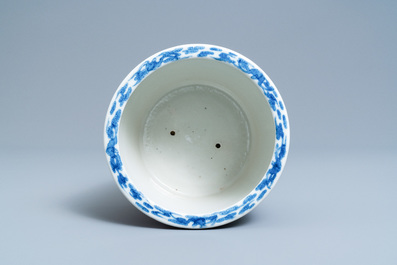 Une jardini&egrave;re en porcelaine de Chine en bleu et blanc &agrave; d&eacute;cor des 'Huit chevaux de Mu Wang', marque de Qianlong, 19&egrave;me