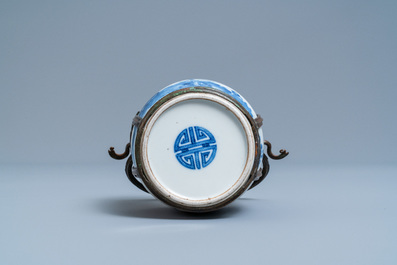 Une pipe &agrave; eau en porcelaine de Chine 'Bleu de Hue' pour le Vietnam, 19&egrave;me
