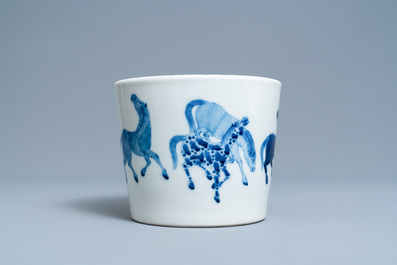 Une jardini&egrave;re en porcelaine de Chine en bleu et blanc &agrave; d&eacute;cor des 'Huit chevaux de Mu Wang', marque de Qianlong, 19&egrave;me