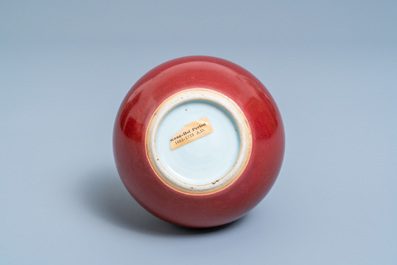 Un vase de forme bouteille en porcelaine de Chine sang de boeuf monochrome, Kangxi