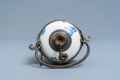 Une pipe &agrave; eau en porcelaine de Chine 'Bleu de Hue' pour le Vietnam, 19&egrave;me
