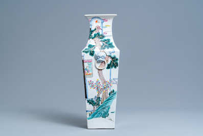 Een vierkante Chinese famille rose vaas, 19e eeuw