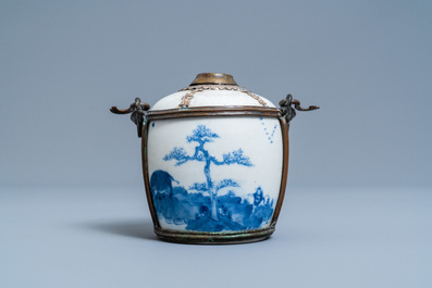 Une pipe &agrave; eau en porcelaine de Chine 'Bleu de Hue' pour le Vietnam, 19&egrave;me