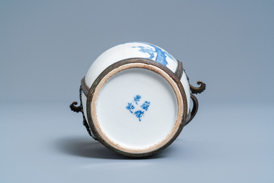 Une pipe &agrave; eau en porcelaine de Chine 'Bleu de Hue' pour le Vietnam, 19&egrave;me
