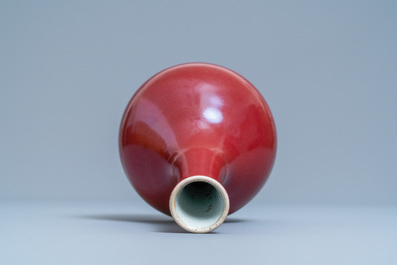 Un vase de forme bouteille en porcelaine de Chine sang de boeuf monochrome, Kangxi