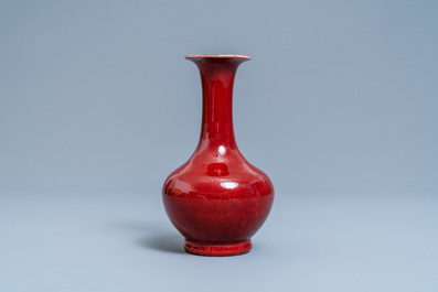 Un vase de forme bouteille en porcelaine de Chine sang de boeuf monochrome, 19&egrave;me