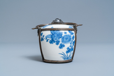 Une pipe &agrave; eau en porcelaine de Chine 'Bleu de Hue' pour le Vietnam, 19&egrave;me