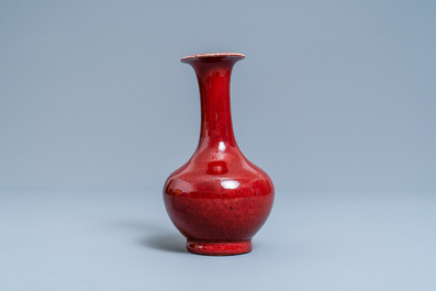 Un vase de forme bouteille en porcelaine de Chine sang de boeuf monochrome, 19&egrave;me