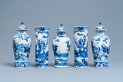Een Chinees vijfdelig blauw-wit kaststel, Kangxi merk, 19e eeuw