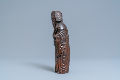 Een Chinese bamboehouten figuur van Lu Xing, 17e eeuw