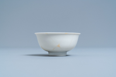 Een Chinese monochrome wit-geglazuurde kom met anhua drakendecor, Yongzheng merk en periode