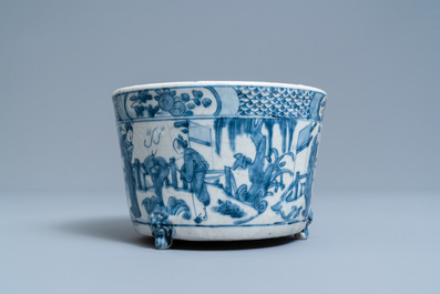 Een Chinese blauw-witte driepotige Swatow wierookbrander, Ming