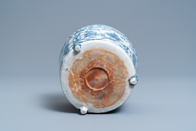 Een Chinese blauw-witte driepotige Swatow wierookbrander, Ming