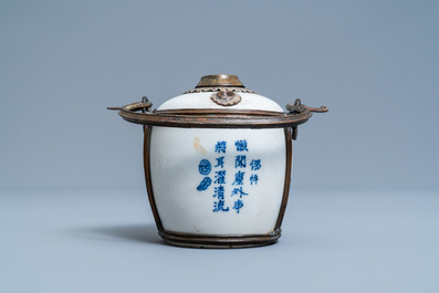 Une pipe &agrave; eau en porcelaine de Chine 'Bleu de Hue' pour le Vietnam, 19&egrave;me
