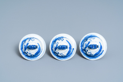 Een Chinees vijfdelig blauw-wit kaststel, Kangxi merk, 19e eeuw
