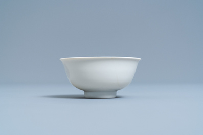 Een Chinese monochrome wit-geglazuurde kom met anhua drakendecor, Yongzheng merk en periode