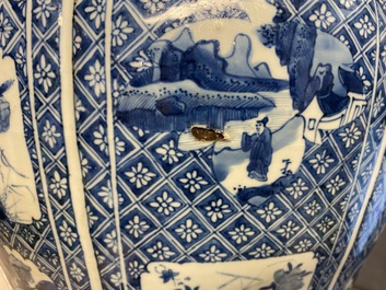 Un grand vase couvert en porcelaine de Chine en bleu et blanc, Kangxi