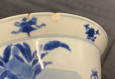 Twee Chinese blauw-witte klapmuts kommen, Kangxi