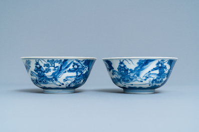 Une paire de bols en porcelaine de Chine en bleu et blanc &agrave; d&eacute;cor de sc&egrave;nes du 'Xi Xiang Ji', Kangxi