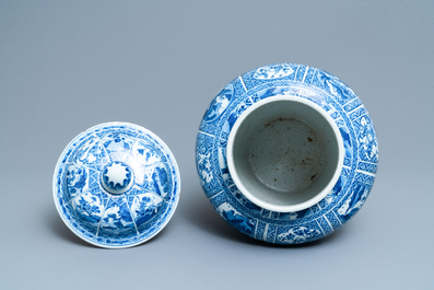 Un grand vase couvert en porcelaine de Chine en bleu et blanc, Kangxi
