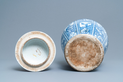 Un grand vase couvert en porcelaine de Chine en bleu et blanc, Kangxi