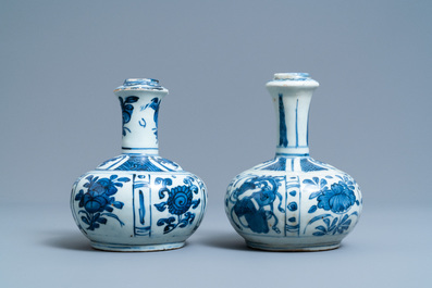 Deux kendi en porcelaine de Chine en bleu et blanc, Wanli