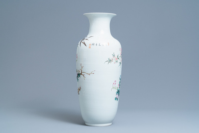 Un vase en porcelaine de Chine famille rose, marque de Qianlong, R&eacute;publique