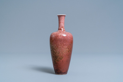 Un vase en porcelaine de Chine fleur de p&ecirc;che, marque de Kangxi, R&eacute;publique