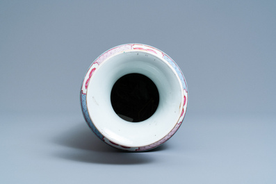 Un vase en porcelaine de Chine famille rose, 19&egrave;me
