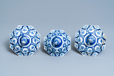 Een driedelig blauw-wit Delfts kaststel, 18e eeuw