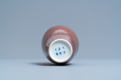 Un vase en porcelaine de Chine fleur de p&ecirc;che, marque de Kangxi, R&eacute;publique