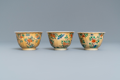 Six tasses et soucoupes en porcelaine de Chine famille verte &agrave; fond caf&eacute; au lait, Kangxi