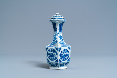 Un kendi de forme octagonale en porcelaine de Chine en bleu et blanc, Kangxi