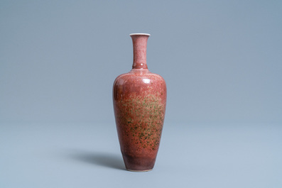 Un vase en porcelaine de Chine fleur de p&ecirc;che, marque de Kangxi, R&eacute;publique