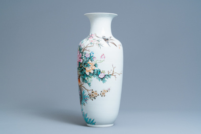 Un vase en porcelaine de Chine famille rose, marque de Qianlong, R&eacute;publique