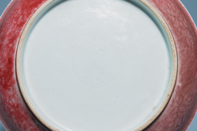 Une assiette en porcelaine de Chine foie de mulet monochrome, marque de Xuande, 19/20&egrave;me