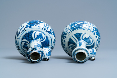 Deux kendi en porcelaine de Chine en bleu et blanc, Wanli