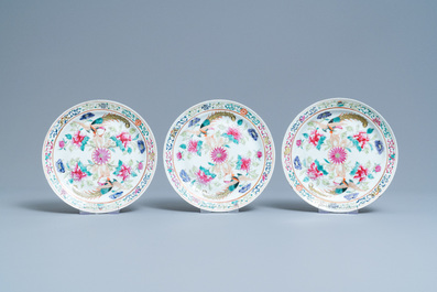 Un service de 56 pi&egrave;ces en porcelaine de Chine famille rose pour le march&eacute; Straits ou Peranakan, 19&egrave;me