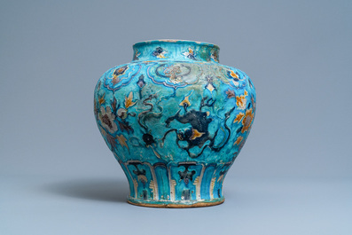 Un vase en porcelaine de Chine fahua &agrave; d&eacute;cor de lions bouddhistes, Ming