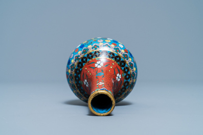 Een Chinees flesvormig cloisonn&eacute; vaasje, 18/19e eeuw