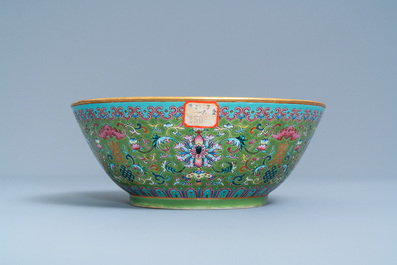 Un bol en porcelaine de Chine famille rose &agrave; fond vert, marque et &eacute;poque de Daoguang
